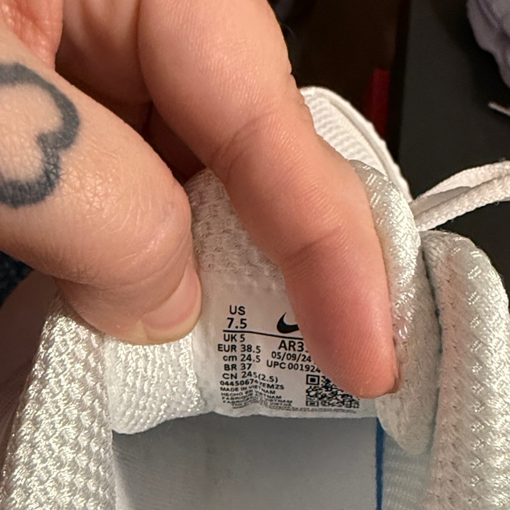 Nike Shox White and Gray Athletic Shoes - Picture 2 of 3